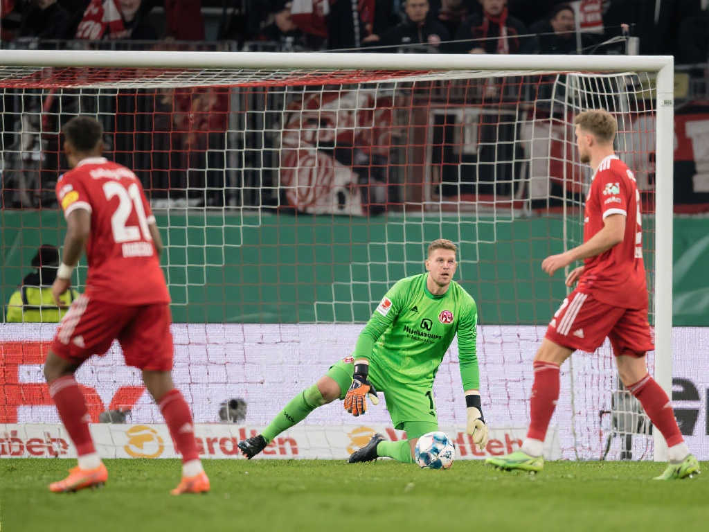 纽伦堡守门员90分钟禁区外失误，接连低级错误送大礼